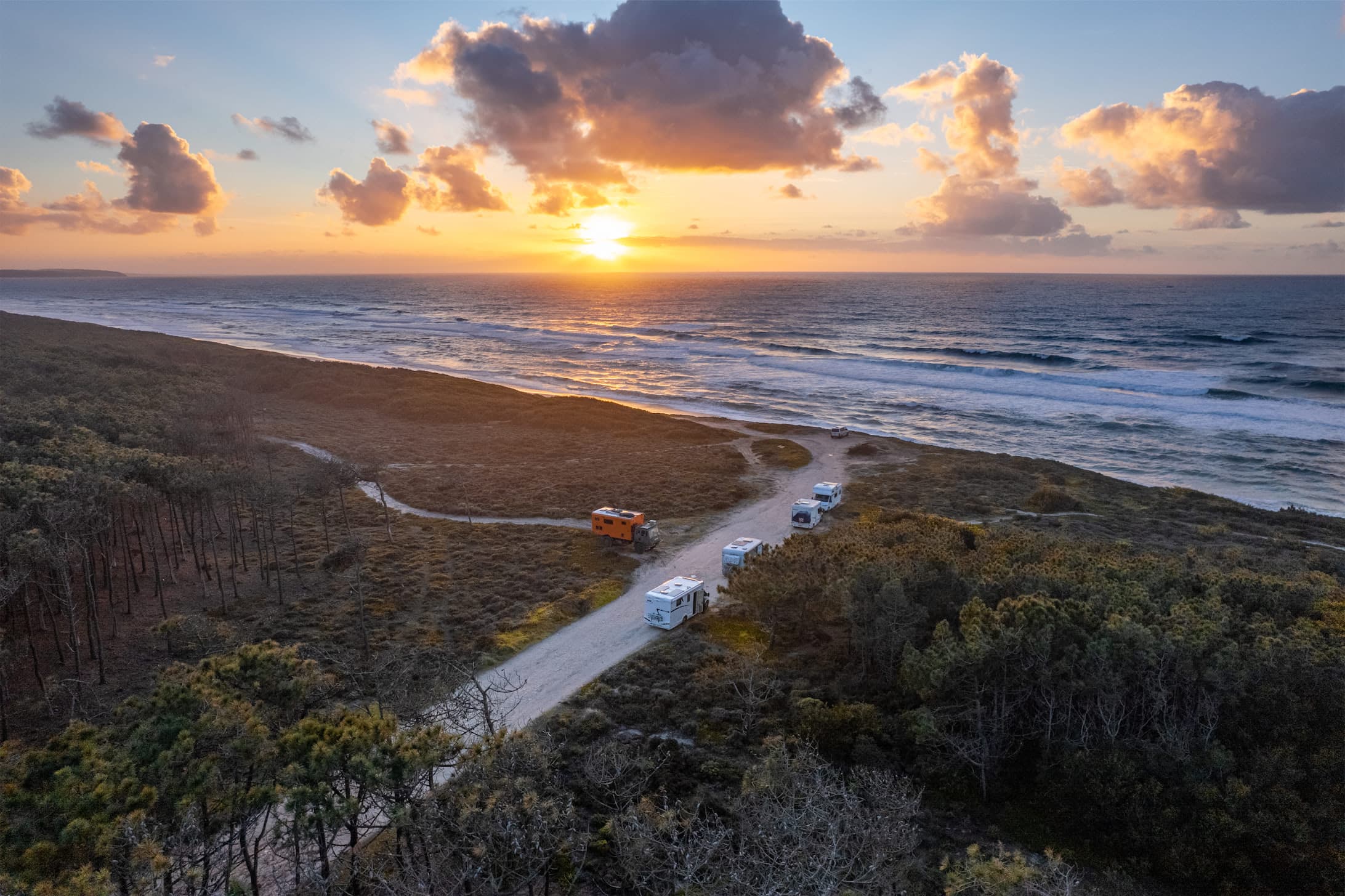 Päikeseloojangud ja teed, mis ei taha lõppeda.